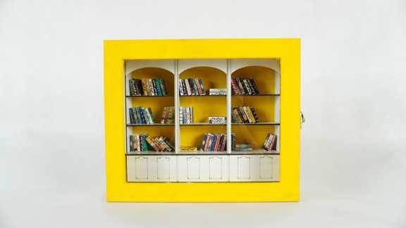 کتابخونه مینیاتوری زرد